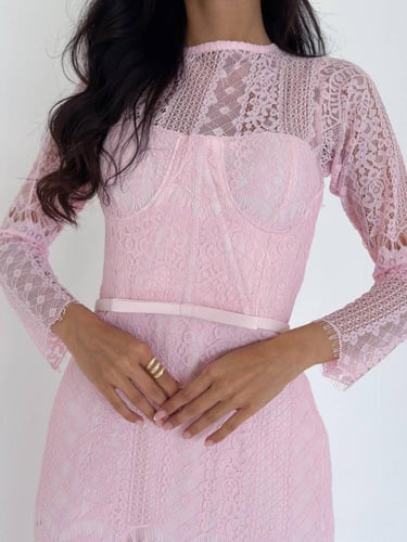 فستان دانتيل انيق راقي باللون الوردي