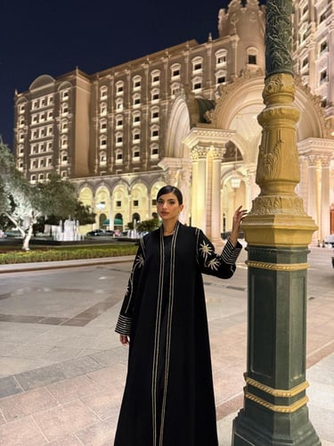 عباية كريب مزينة بكريستالات النخل على الأكمام