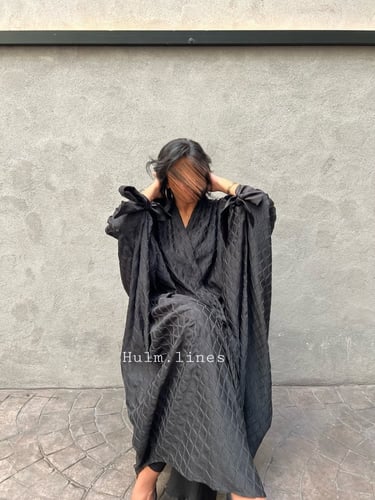 عباية من الكريب المشجر بتصميم بشت لف و اكمام من ال...