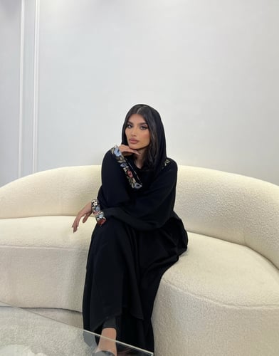 عباية مزينة بتطريز يدوي راقي