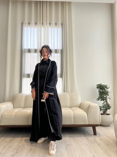 عباية سوداء مزينة بالقيطان الأبيض