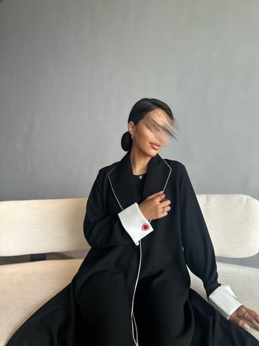 عباية بقصة رسمية أنيقة مصنوعة من الكريب