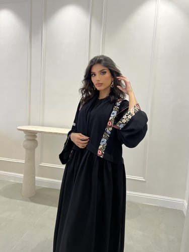 عباية مزينة بتطريز يدوي راقي