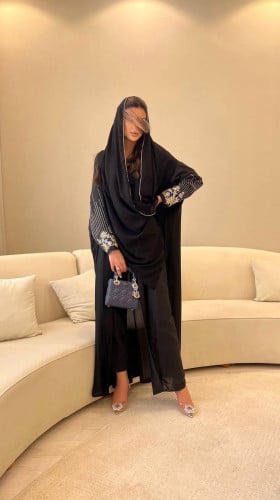 عباية سوداء مزينة بكلفة راقية على الأكمام
