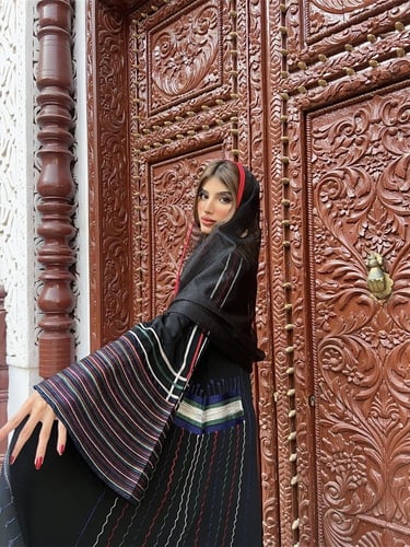 عباية عسيرية بتطريز تراثي راقي