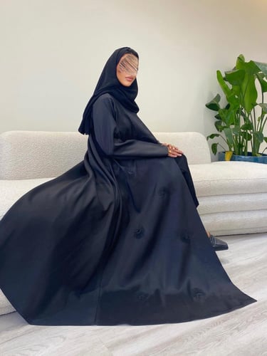 عباية تفتة مطرز باللون الاسود