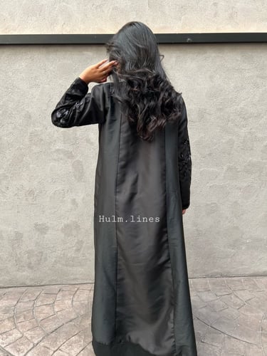 عباية مطرزة من قماشي الشانتون و التفتة