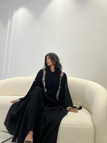 عباية مزينة بتطريز يدوي راقي