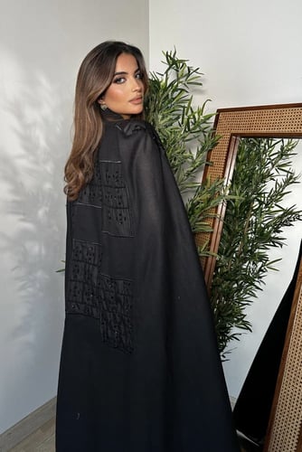 ‏عباية كيب لنن هندي مع جاكار مزينه بالشك ومطرزه