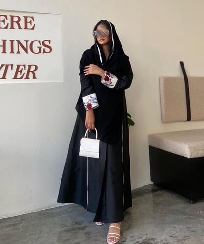 عباية بتصميم عملي مطرزة