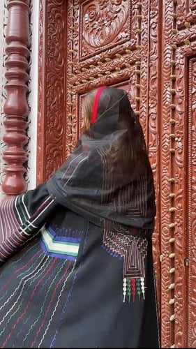 عباية عسيرية بتطريز تراثي راقي