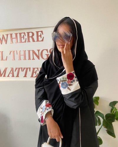 عباية بتصميم عملي مطرزة