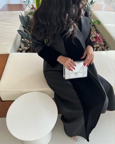 عباية شتوية بتصميم أنيق من المخمل و التفتة الكريب