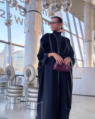 عبايه بتصميم نص بشت مطرزة باللون الأبيض