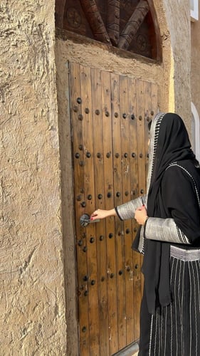 عبايه عسيرية راقية بتطريز تراثي فضي