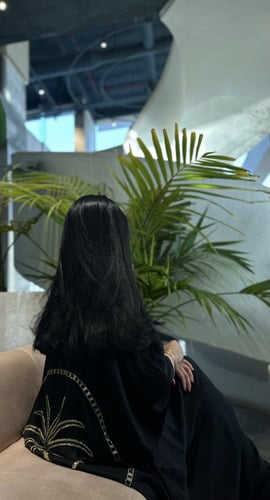 عباية اليوم الوطني مزينة بالشك اليدوي