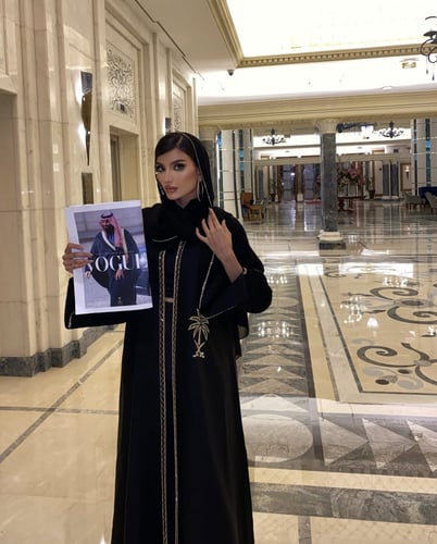 عباية اليوم الوطني بتطريز يدوي ملكي