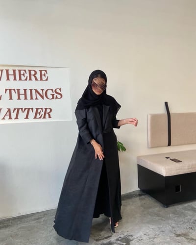 عباية بليزر شانتون باللون الأسود