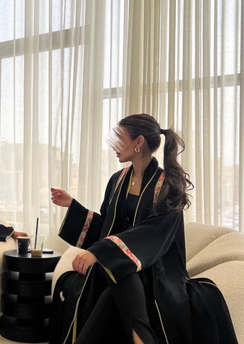 عباية صيفية مزينة بقيطان أصفر