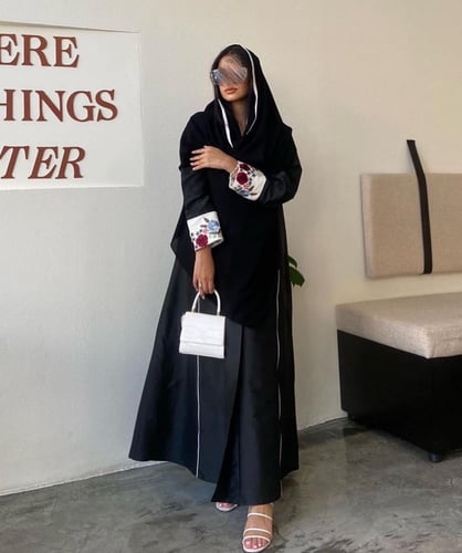 عباية بتصميم عملي مطرزة