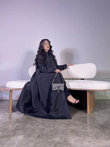 عباية مطرزة من قماشي الشانتون و التفتة