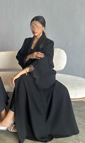 عباية أنيقة و أكمام من الدانتيل