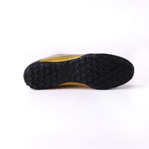 حذاء كرة قدم ذهبي وأسود هاتريك