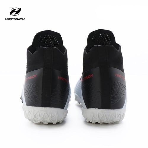 جزمة كرة قدم هاتريك اللون الأبيض مع الأسود