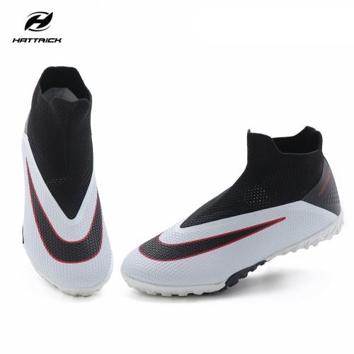 جزمة كرة قدم هاتريك اللون الأبيض مع الأسود