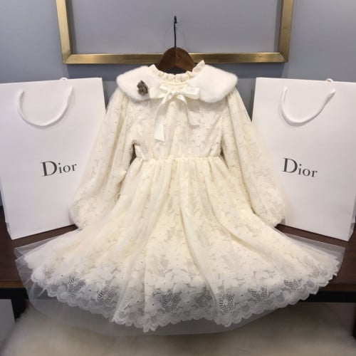 فستان ديور دانتيل مزين بياقة فرو وبروش مبطن فرو