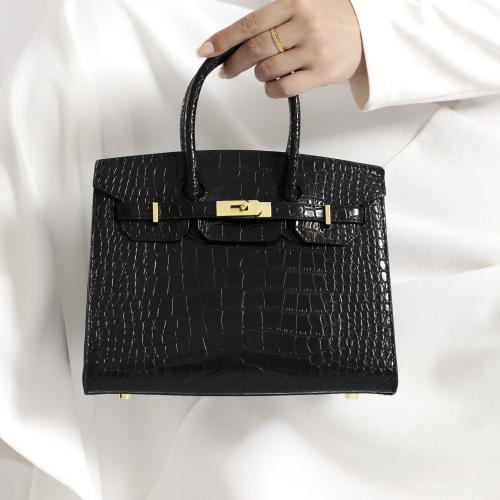 كروك وسط اسود قفل ذهبي