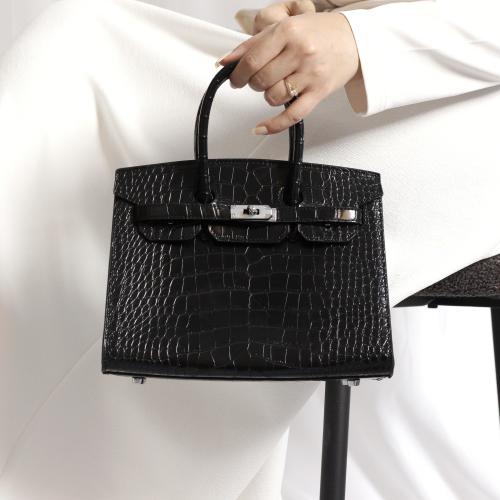 كروك وسط اسود قفل فضي