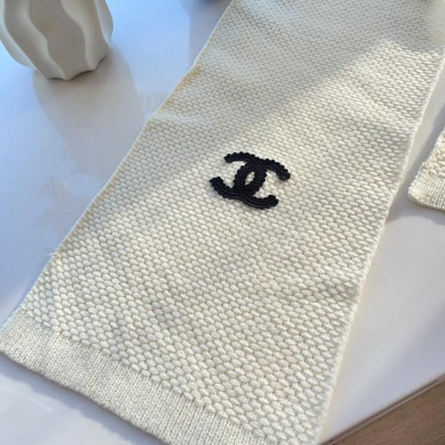 سكارف شانيل مع الكاب