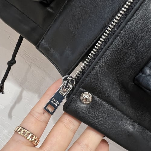 جاكيت برادا جلد