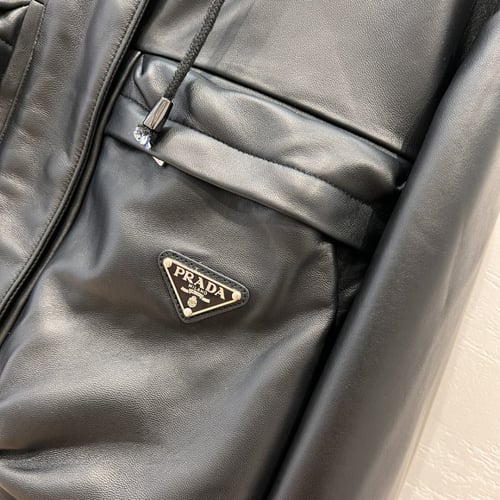 جاكيت برادا جلد