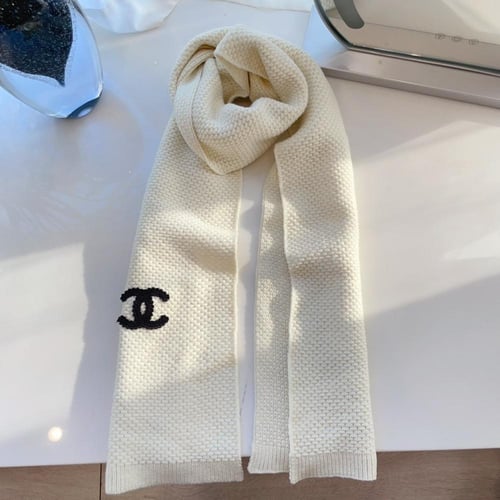 سكارف شانيل مع الكاب