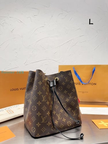 شنطه lv