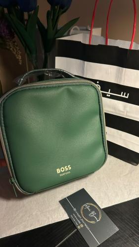 حقيبة Boss للعطور والميكب