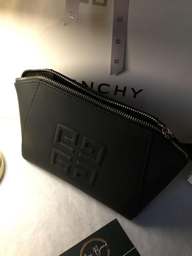 حقيبة جفنشي لون أسود