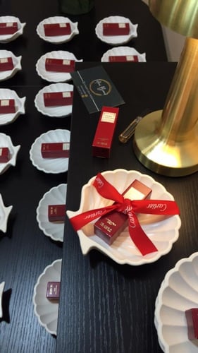 كوستر صدفه مع عطر كارتييه لابنثرر