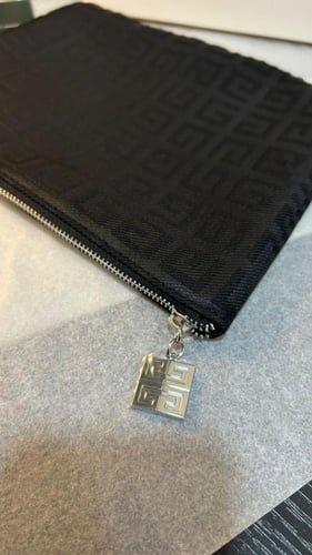 Potch Givenchy المميز و الأنيق