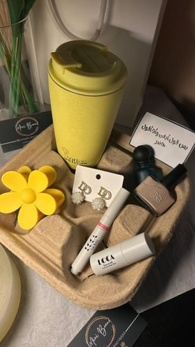 هديه كوب عنوان القهوه الأصفر