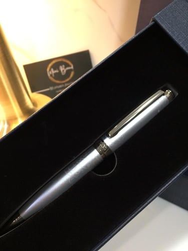 قلم فاخر بنقوش عربية لون فضي