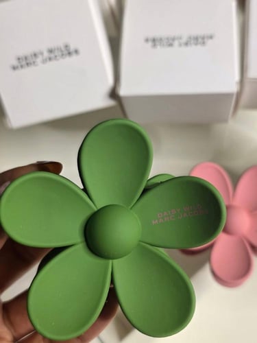 مسكه شعر مارك جاكوبس لون اخضر