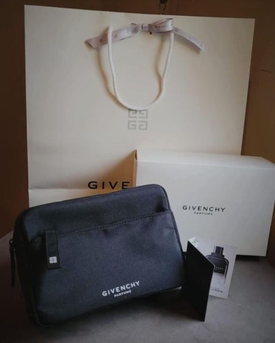 حقيبة جفنشي رجالية مع عينة