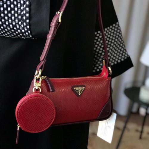 حقيبه من PRADA