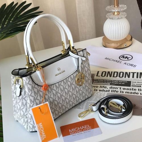 حقيبه من Michael Kors