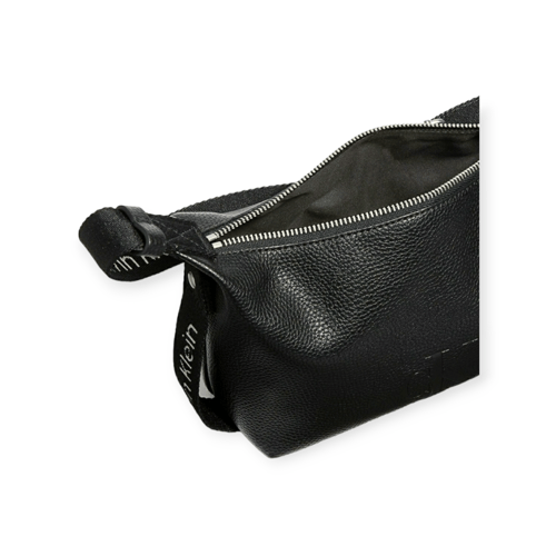 شنطة نسائية بتصميم مميز من كالفن