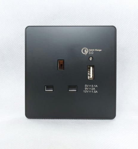 فيش اسود 13 امبير مع USB MAAS