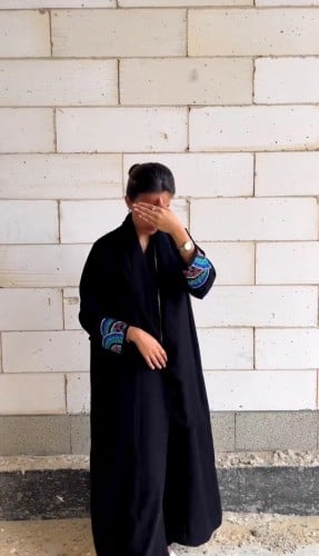عبايه كريب ناعم +شك يدوي القصه نص كلوش